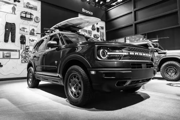 New York City, ABD - 27 Mart 2024: 2023 Ford Bronco Spor SUV arabası New York Uluslararası Otomobil Fuarı 'nda, düşük görüş.