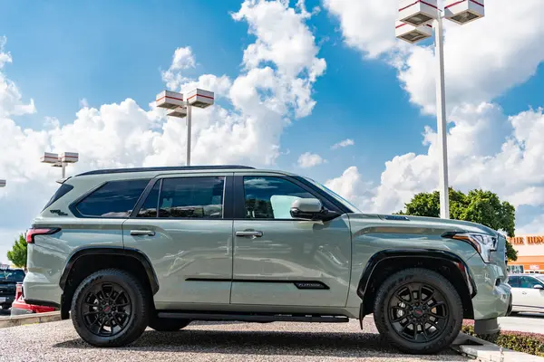 Park Ridge, Illinois, ABD - 16 Ağustos 2024: Toyota Sequoia 2024. Toyota Sequoia SUV tipi lüks bir araba. Toyota Sequoia 'nın arabası dışarıda park edilmiş. Toyota Sequoia gri renk, köşe görünümü.