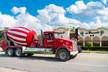 Park Ridge, Illinois, ABD - 16 Ağustos 2024: Ozinga beton karıştırıcısı, Kenworth kamyonu. Kenworth Ozinga 'nın beton karıştırıcı kamyonu. Kenworth 'un kamyonu açık yolda. Kenworth, yan görünüm.