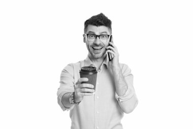 İş adamı kahve molasında telefonda konuşur. Patron adam konuşuyor. İş görüşmesi. İş adamı telefonda konuşur. Telefon var. İletişim kurmak için telefonu kullanan bir adam. Diplomatik dil.