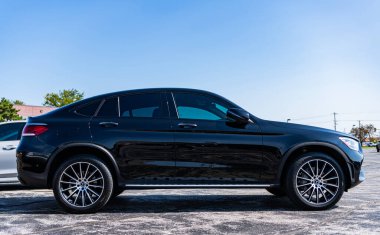 Park Ridge, Illinois, ABD - 29 Ağustos 2024: Mercedes Benz GLC 300 2020 çapraz SUV. Mercedes Benz GLC tipinde bir çapraz araba. Mercedes Benz 'in arabası dışarıda park edilmiş. Mercedes Benz GLC, köşe görünümü.