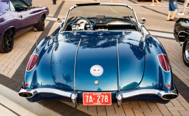 Park Ridge, Illinois, ABD - 22 Ağustos 2024 Chevrolet Corvette C1 'in üstü açık arabası. Chevy Corvette. Dönüştürülebilir araba otomobil fuarına park edilmiş, arka manzara. 1958 Chevrolet Corvette C1 retro araba.