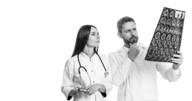 Doktor kaliteli sağlık hizmeti veriyor. Sağlık ve ilaç. Tıbbi klinikte teşhis muayenesinde olan bir doktorla sağlık hizmeti. Doktor ve Radyolog MRI taramasında teşhisi tartıştılar. Pankart.
