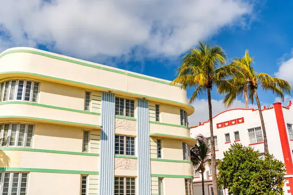 Art deco mimari bölgesi. Art Deco. Miami sahilinin modern binası. Okyanus yolculuğu. Ocean Drive 'daki Miami South Beach. Art Deco mimarisi. Mimari bina konutları.