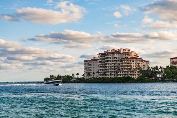 Fisher Adası 'nda lüks bir yat teknesi. Yaz tatili. Fisher Adası konut binası ve lüks yat teknesi. Miami 'deki Fisher Adası' nın gün batımı manzarası. Marinaya yüzen bir tekne..