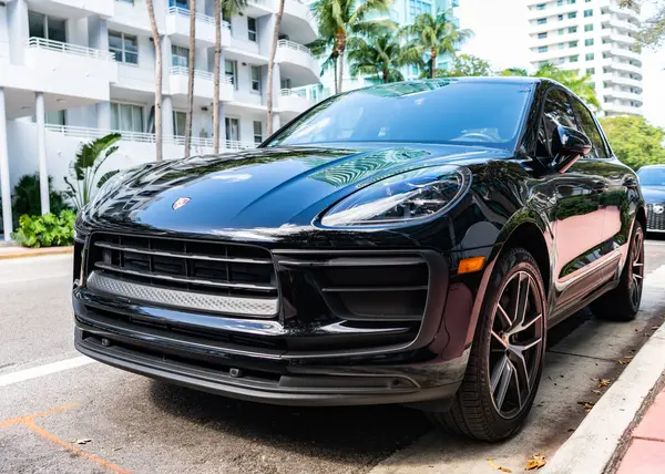 Miami, Florida, ABD - 16 Kasım 2024: lüks Porsche Macan. Araba siyah renkli Porsche Macan dışarıda park etmiş. Porsche Macan, köşe manzaralı. 2024 Porsche Macan geçidi siyah araba.