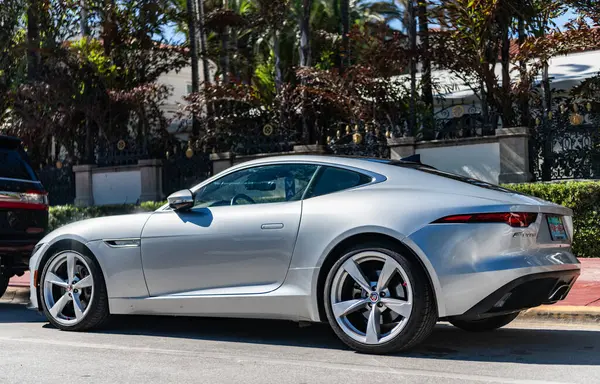 Miami, Florida, ABD - 23 Kasım 2024 Lüks araba Jaguar F TYPE. Araba beyazı renkli Jaguar F tipi TYPE dışarıda park edilmiş. Jaguar F TYPE, alçak görüş. 2021 Jaguar F Tipi beyaz araba. yan görünüm