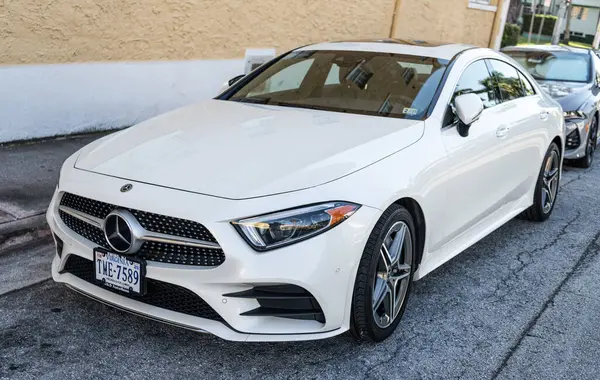 Miami, Florida, ABD - 23 Kasım 2024 Mercedes Benz CLS sedan. Mercedes Benz CLS sedan tipi lüks bir araba. Mercedes Benz 'in arabası dışarıda park edilmiş. Mercedes Benz CLS, ön görünüm.