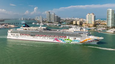Miami, Florida, ABD - 31 Mart 2025: Gemi turu ve deniz yolculuğu. Gemi Miami sahil limanından ayrılıyor. Norveç Pearl yolcu gemisi yolculuğu. Yaz tatilinde gemi turu. Norveç yolcu gemisi.