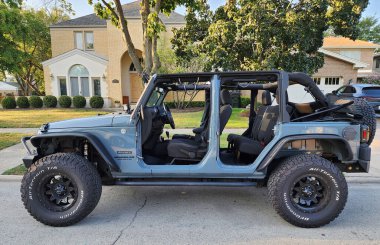 Park Ridge, Illinois, ABD - 26 Ağustos 2024: Jeep JK SUV. Jeep JK SUV tipi lüks bir araba. Jip JK 'nin arabası dışarıda park edilmiş. Jip JK, yan görünüm.