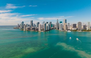 Şehir merkezinin silüeti. Miami 'nin havadan görünüşü. Miami şehir merkezindeki Brickell Key 'deki modern gökdelenin havadan görünüşü. Miami 'nin silüeti. Brickell şehir merkezi. Modern şehir inşaatı ve gökdeleni.