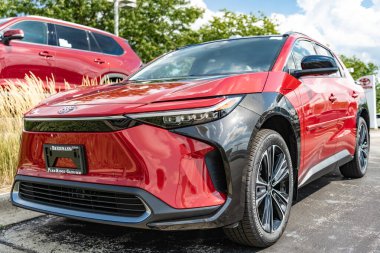 Park Ridge, Illinois, ABD - 16 Ağustos 2024: Toyota bZ4X 2023 elektrik geçişi. Toyota bZ4X 'in lüks elektrikli aracı. Toyota BZ4X 'in arabası dışarıda park edilmiş. Toyota bZ4X kırmızı renk, köşe görünümü.