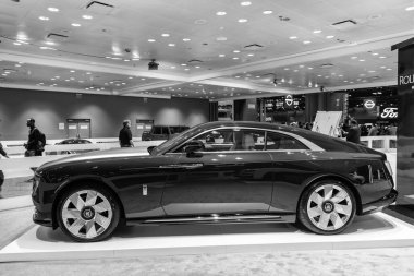 New York City, ABD - 27 Mart 2024: Rolls Royce Spectre modern lüks araba New York Uluslararası Otomobil Fuarı, yan görüş.
