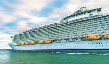 Miami, Florida, ABD - 23 Aralık 2024: Royal Karayipler Uluslararası tekne şirketi. Gemi turu. Yüzen otel. Deniz Yolcuları Seyahat Senfonisi. Gemi gezisi yaz tatili.