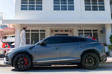 Miami, Florida, ABD - 02 Aralık 2024 Lamborghini Urus lüks SUV mat siyah araba. Lüks arazi aracı Lamborghini Urus. Araba siyah Lamborghini Urus dışarı park etmiş. Lamborghini Urus, yan görüş.