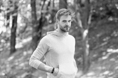 Spor giyim bölümünde genç bir adam. Formda ve aktif adam dışarıda çalışıyor. Sportif adam spor yapar. Erkekler için spor kıyafetleri. Aktif ve sağlıklı bir yaşam tarzı. Vücuduna uygun. Spor ve spor. Koşmaya hazırlanıyorum..