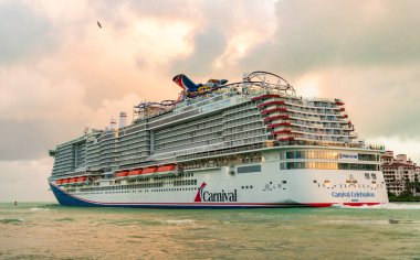 Miami, Florida, ABD - 16 Aralık 2024: yaz tatilinde tatil beldesi. Karnaval yolcu gemisi. Gemi turu ve deniz seyahati. Gemi Miami limanından ayrılıyor. Karnaval Gezi Gezisi Gezisi Kutlaması.