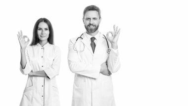 Tıp hastanesinde iki hemşire ve doktor. Sağlık doktoru beyazı izole etti. İlaç ve sağlık sigortası. Doktor reklamını göster, tamam. Tıbbi servis reklamı. Hedef Seyirciler.