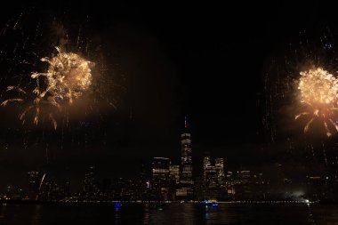 New York Manhattan havai fişekleri arifesinde. Manhattan 'da havai fişekler. New York 4 Temmuz Havai fişekleri. Flashing Fireworks ile New York City Skyline Manhattan. Bağımsızlık Günü