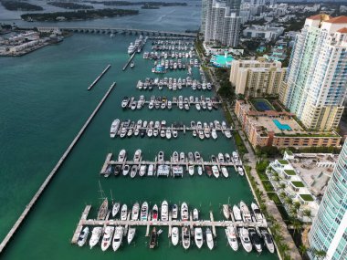 Miami 'de lüks bir yaz tatili. Özel tekne manzaralı. Lüks teknesi olan bir Marina. Miami 'deki yat kulübü marinası. Özel yatı ve teknesi olan lüks bir yat limanı. Limanda rıhtımda bir yat var. Sessiz yat limanı.