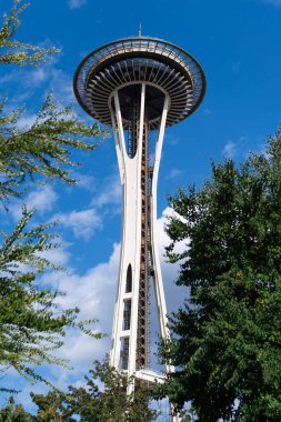 Seattle, Washington, ABD - 26 Temmuz 2024: Space Needle gözlem kulesi. Seattle mimari simgesi. Uzay iğnesinin mimarisi. Kule mimarisi dönüm noktası. Modernist kule tasarımı.