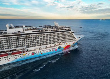 Miami, Florida, ABD - 11 Ocak 2025 Norveç yolcu gemisi. Gemi turu ve deniz seyahati. Lüks gemi gezisi. Norveç 'ten ayrılan yolcu gemisi yolculuğu. Yaz tatilinde gezmek.