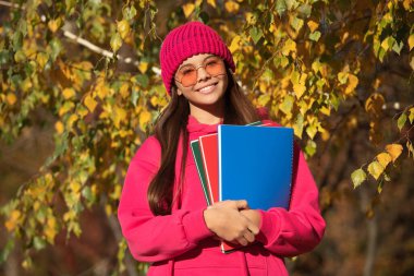 Eylül 'deki bilgi günü. Sonbahar eylül ayındayız. 1 Eylül. Çeşitli sınıflar. Okul ödevi olan genç bir kız. Genç kız dışarıda eğleniyor. Okula dönüyorum. Genç kızların okul eğitimi.