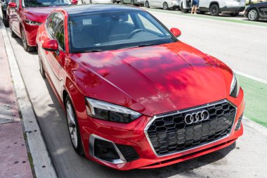 Miami, Florida, ABD - 02 Nisan 2025: lüks araba Audi A5 S. Audi A5 S dışarıda park halinde. Kırmızı araba, ön manzara. 2024 Audi A5 S arabası.