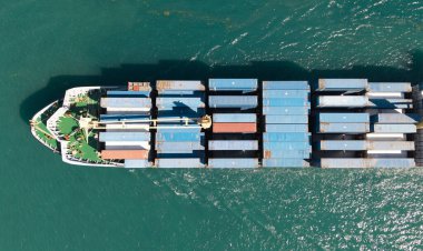 Konteynırlı kargo gemisi, hava manzaralı. Kargo gemisinde nakliye konteynırı. Kargo gemisi limandan ayrılıyor. Konteyner gemisi. İhraç ve ithalat. Kargo işi. Nakliye lojistiği.