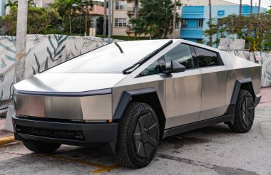 Miami, Florida, ABD - 12 Aralık 2024 Tesla Cybertruck elektrikli kamyonet vagonu. Tesla Cybertruck 'ın elektrikli arabası. Tesla Cybertruck 'ın arabası dışarıda park edilmiş. Tesla Cybertruck, köşe manzaralı..