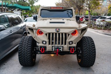 Miami, Florida, ABD - 06 Nisan 2025: kamyonet aracı Gladyatör. Araba Jeep Gladyatörü Spartan dışarıda park etmiş. Bej kamyonet, ön manzara. 2024 Jeep Gladyatörü kamyoneti ayarladı.