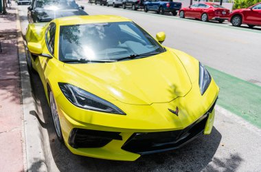 Miami, Florida, ABD - 02 Nisan 2025 Sarı Chevy spor arabası, köşe manzaralı. 2023 Chevrolet Corvette Stingray spor araba. Lüks spor araba Chevrolet Corvette. Chevrolet Corvette dışarıda park halinde..