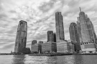 New York, Jersey City, ABD - 20 Aralık 2023: NJ 'de şehir merkezi olan gökdelen kıyısı silueti.