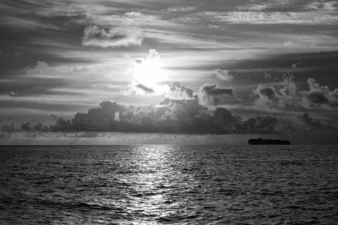 Yaz plajında deniz doğumu. Yaz tatilinde gün batımı deniz manzarası. Deniz kıyısında gün doğumu. Gün batımında dramatik deniz manzarası. Deniz manzarasında romantik bir yaz tatili. Dramatik gün doğumu.