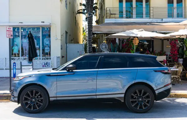 Miami, Florida, ABD - 4 Nisan 2025: Range Rover Velar 2019 çapraz otomobil. Lüks araba Range Rover Velar. Otomobil Range Rover 'ı dışarıda park etmiş. Gri Velar araba, yan görüş.