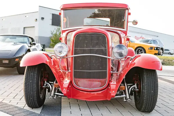 Park Ridge, Illinois, ABD - 22 Ağustos 2024: Ford model 1927 üstü açılır araba. Ford A modelinin klasik arabası. Klasik Ford A model açık hava modeli. Kırmızı Retro araba otomobil fuarında park edilmiş, köşe manzaralı..