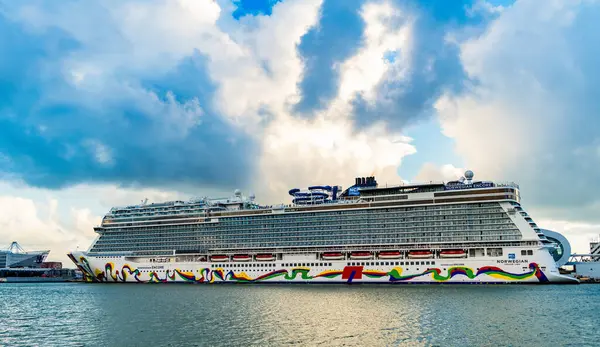 Miami, Florida, ABD - 4 Kasım 2024: Norveç yolcu gemisi yolculuğu. Yaz tatilinde gemi turu. Norveçli gemi şirketi. Gemi turu ve deniz seyahati. NCL Gemisi.