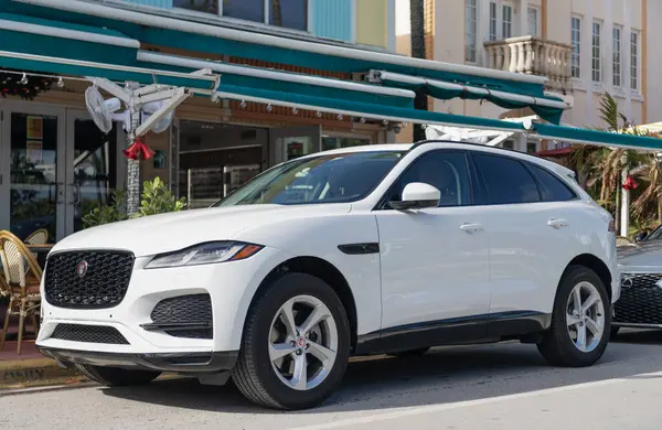 Miami, Florida, ABD - 17 Aralık 2024: 2020 Jaguar F PACE beyaz araba. Lüks araba Jaguar F PACE. Araba beyazı renkli Jaguar F PACE dışarıda park edilmiş. Jaguar F PACE, yan görünüm.