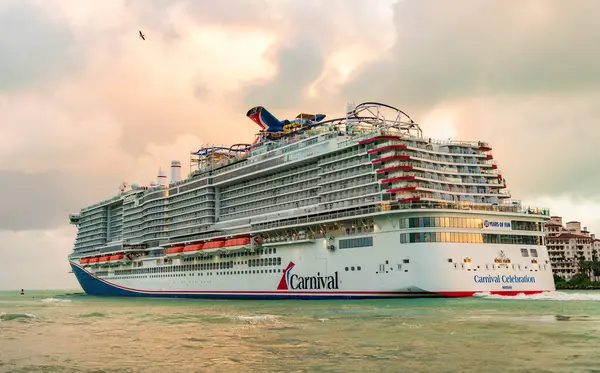 Miami, Florida, ABD - 16 Aralık 2024: yaz tatilinde tatil beldesi. Karnaval yolcu gemisi. Gemi turu ve deniz seyahati. Gemi Miami limanından ayrılıyor. Karnaval Gezi Gezisi Gezisi Kutlaması.