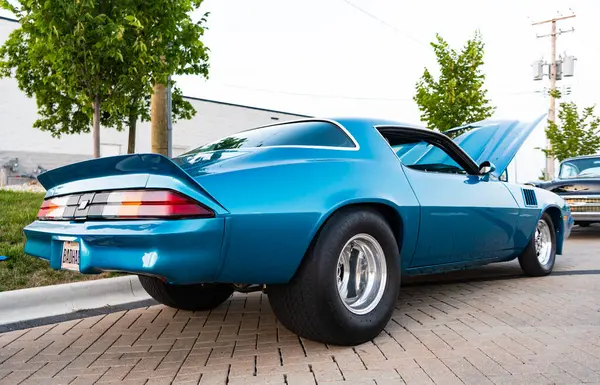 Park Ridge, Illinois, ABD - 22 Ağustos 2024: Chevrolet Camaro Z28 eski araba. Chevrolet Camaro Z28 'in mavi arabası. Chevy Camaro. Otomobil fuarında açık motorlu Retro elektrikli mavi araba, köşe görünümü.