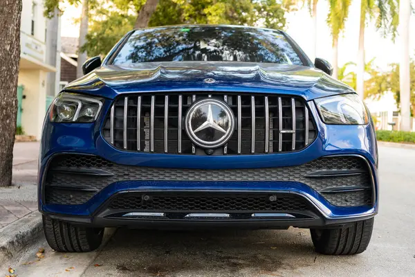 Miami, Florida, ABD - 13 Aralık 2024 Mercedes Benz GLE Coupe mavi araba. Lüks araba Mercedes Benz GLE tipi. Açık havada park etmiş mavi Mercedes Benz. Mercedes Benz GLE, ön manzara.
