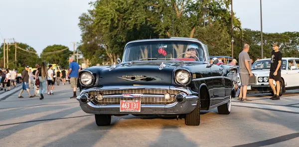 Park Ridge, Illinois, ABD - 22 Ağustos 2024: 1957 Chevy Bel Air üstü açık eski araba. Chevrolet Bel Air 'in siyah arabası. Chevy Bel Air. Otomobil fuarında park etmiş siyah bir araba..