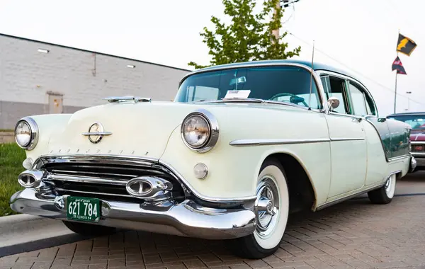 Park Ridge, Illinois, ABD - 22 Ağustos 2024: Oldsmobile 88 açık hava. Otomobil fuarında park edilmiş Retro araba, yan görüş. Oldsmobile 88 retro araba. Oldsmobile 88 'in klasik arabası..