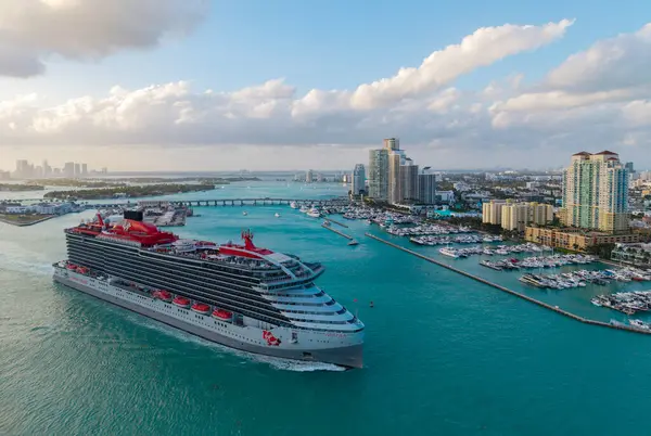 Miami, Florida, ABD - 28 Mart 2025 Seyahat acentesi turu. Cesur bayan yolcu gemisi yolculuğu. Gemi seyahati. Bakire Yolculukları. Bain Capital 'da. Gemi turu ve deniz seyahati. Tropikal hedef.