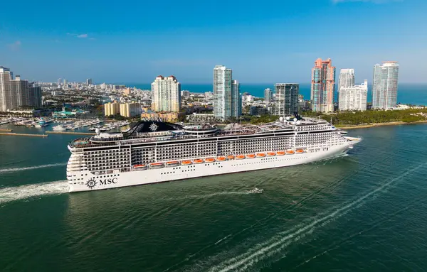 Miami, Florida, ABD - 31 Mart 2025: Limanı temizleyen gemi. MSC Divina yolcu gemisi yolculuğu. Yaz tatilinde gemi turu. MSC yolcu gemisinde. Gemi turu ve deniz yolculuğu..