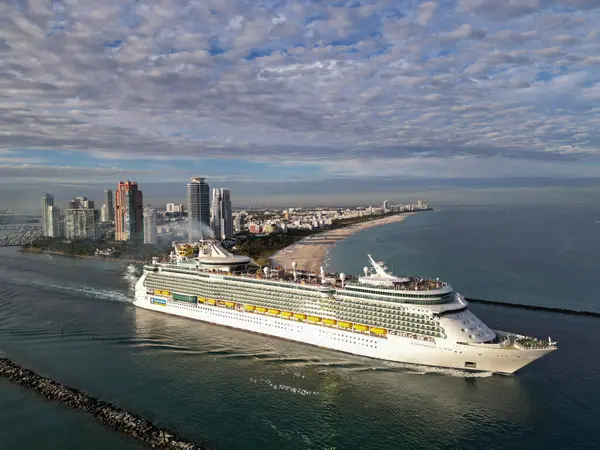 Miami, Florida, ABD - 11 Ocak 2025: Okyanus turu. Gemi limandan ayrılıyor. Deniz Gezisi Gemi Yolculuğunun Bağımsızlığı. Yaz tatilinde gemi turu. Kraliyet Karayipleri Uluslararası yolcu gemisi.