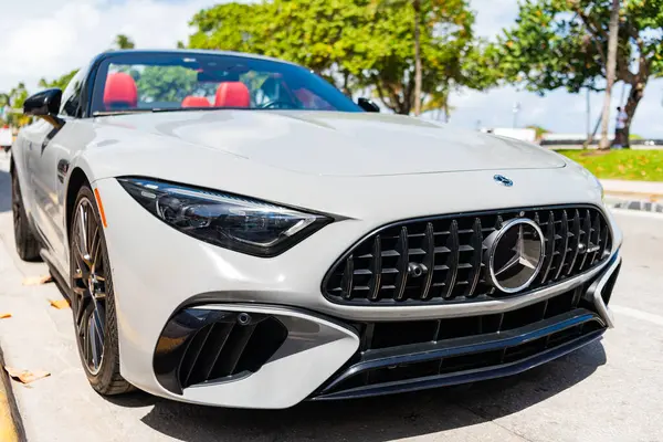 Miami, Florida, ABD - 4 Nisan 2025 üstü açık Mercedes Benz AMG. Mercedes Benz AMG dışarıda park halinde. Beyaz araba, köşe manzaralı. 2022 Mercedes Benz AMG 63 üstü açık spor araba.