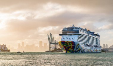 Miami, Florida, ABD - 16 Aralık 2024 Yaz Tatili Seyahati. Norveç yolcu gemisi. Gemi turu ve deniz seyahati. Gemi seyahate koyuluyor. Norveççe Tekrar Yolcu Gemisi Yolculuğu.