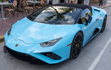Miami, Florida, ABD - 05 Aralık 2024 Lamborghini Huracan üstü açık spor araba. Lüks Lamborghini Huracan. Araba Lamborghini Huracan açık havada. Lamborghini Huracan EVO, köşe manzaralı.