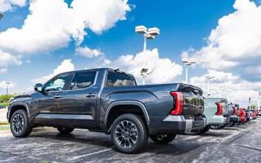 Park Ridge, Illinois, ABD - 16 Ağustos 2024: Toyota Tundra 'nın lüks kamyonet vagonu. Toyota Tundra 'nın arabası dışarıda park edilmiş. Toyota Tundra gri renk, arka manzara. 2024 Toyota Tundra kamyonet.